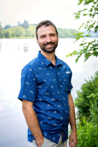 Homme devant un plan d'eau