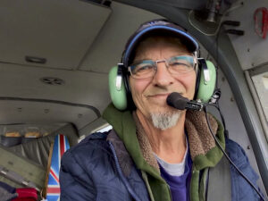 Homme aux commandes d'un avion