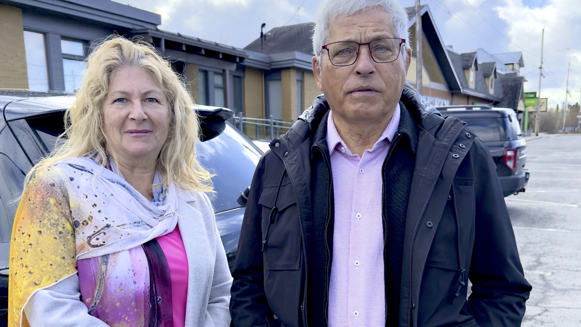 La mairesse Vicki Émard et le vice-président de la Chambre de commerce de Labelle, Denis Boulais, sur le boulevard Curé-Labelle, à Labelle.
(Photo Medialo - Ronald McGregor)