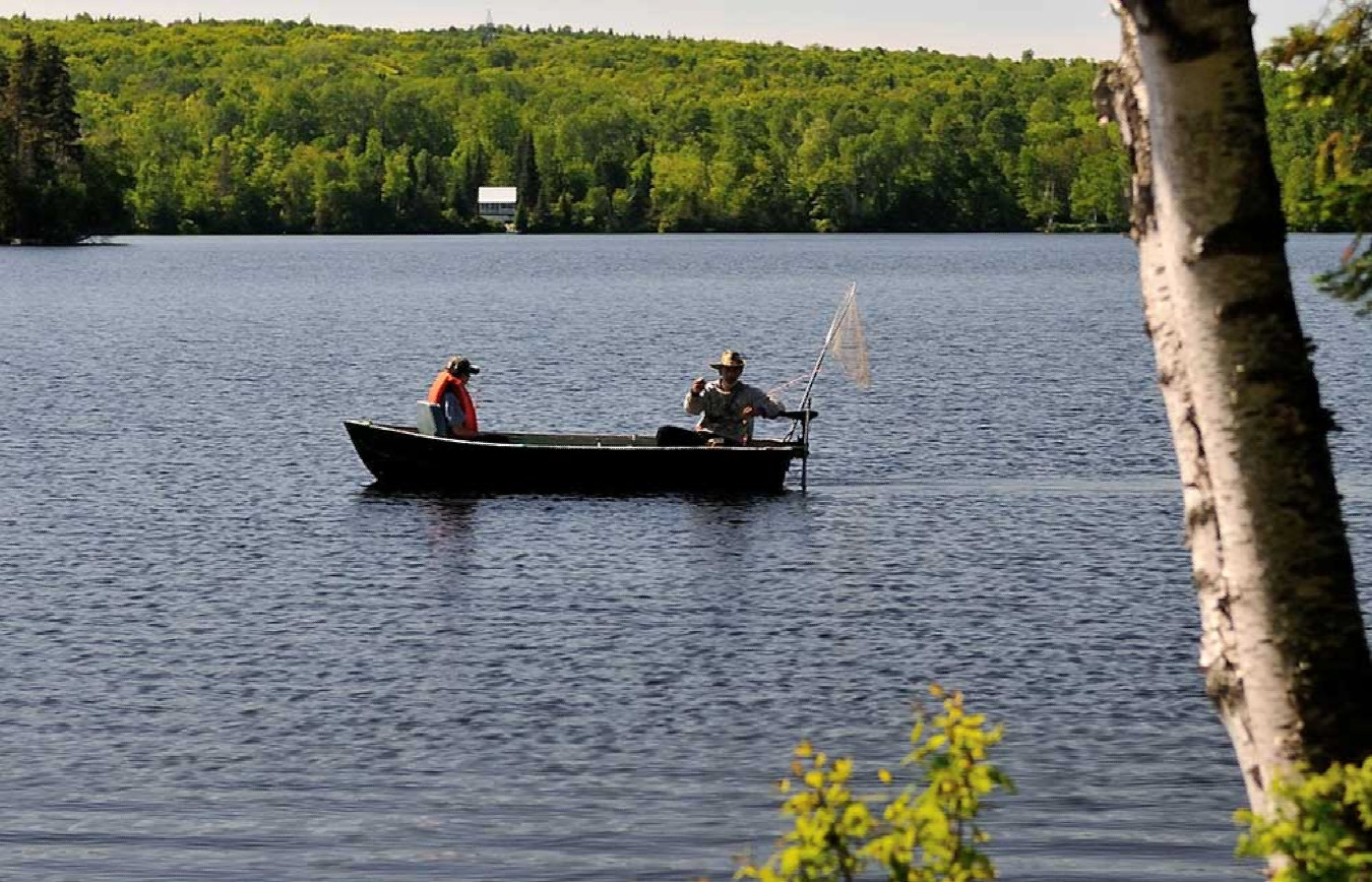 Deux pêcheurs visiblement heureux sur le lac Paquet.
(Photo André Roy)