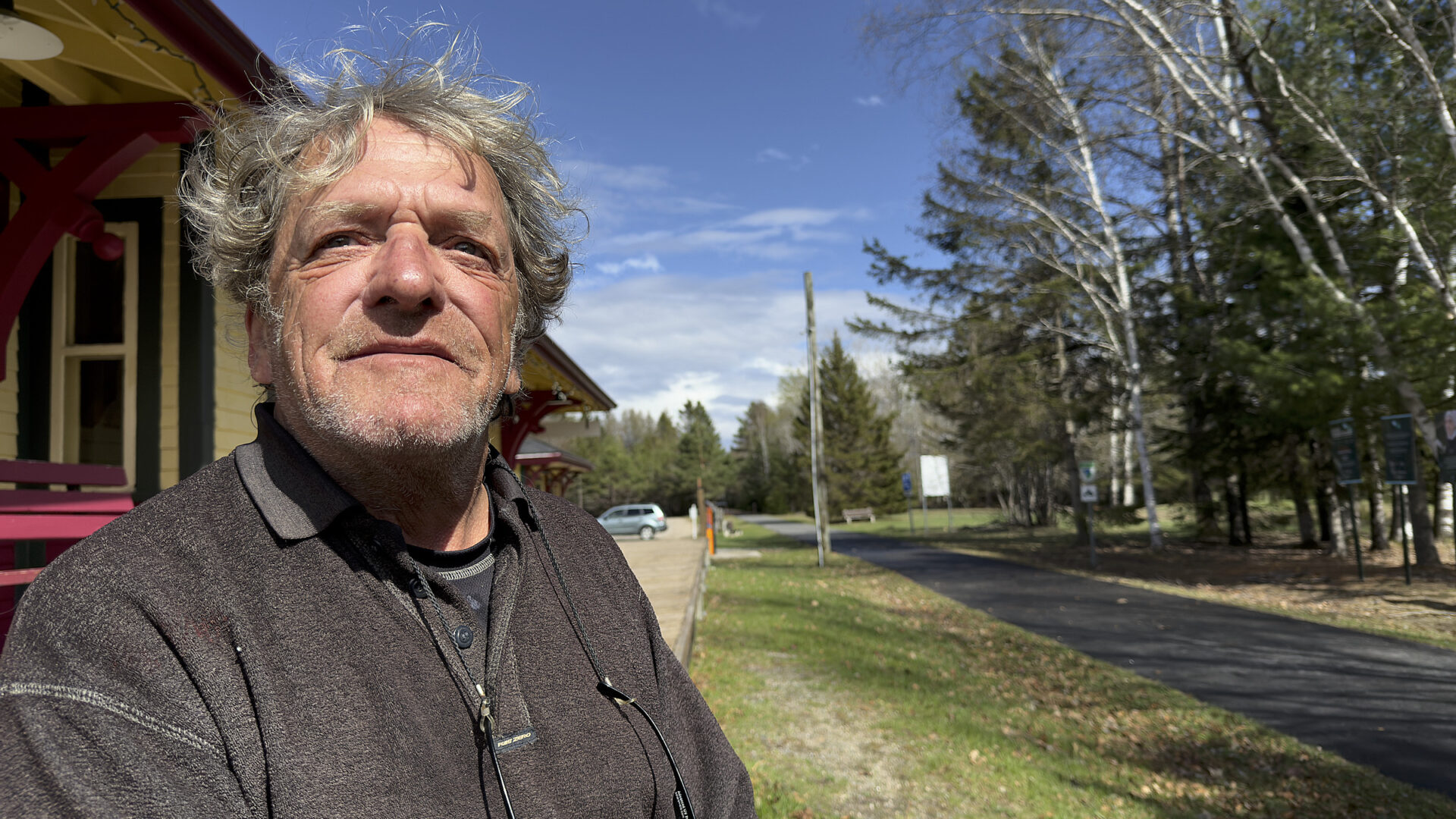 Le travailleur de proximité Guy Duval à la gare de Nominingue.
(Photo Medialo - Ronald McGregor)