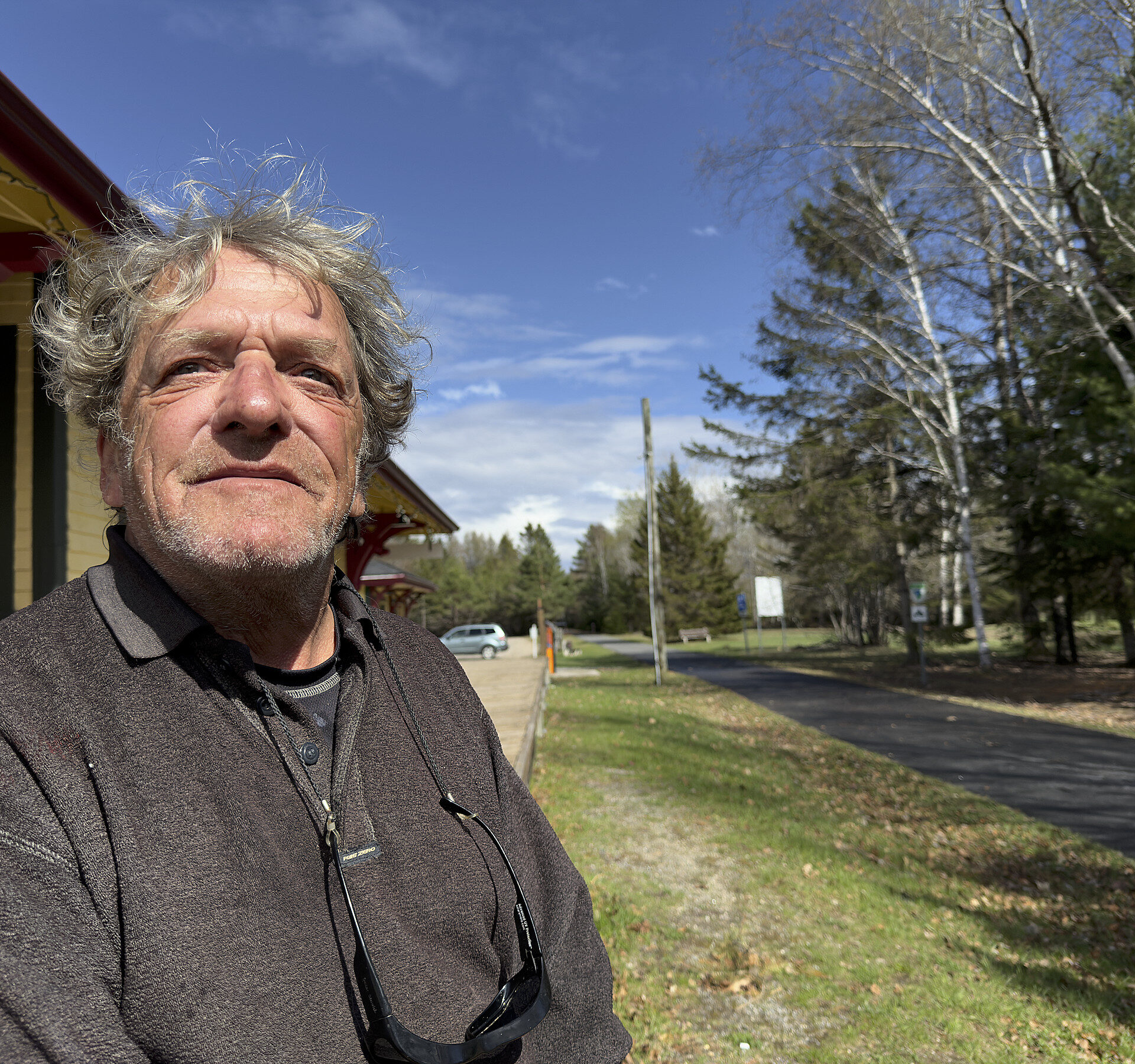 Le travailleur de proximité Guy Duval à la gare de Nominingue.
(Photo Medialo - Ronald McGregor)