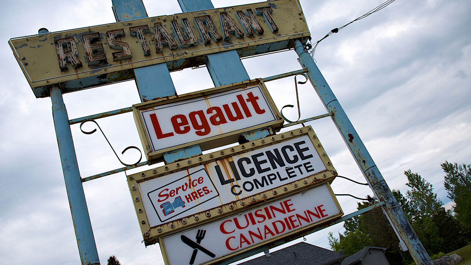 Une enseigne comme celle-là à Rivière-Rouge a de l’histoire.
(Photo Medialo - Ronald McGregor)