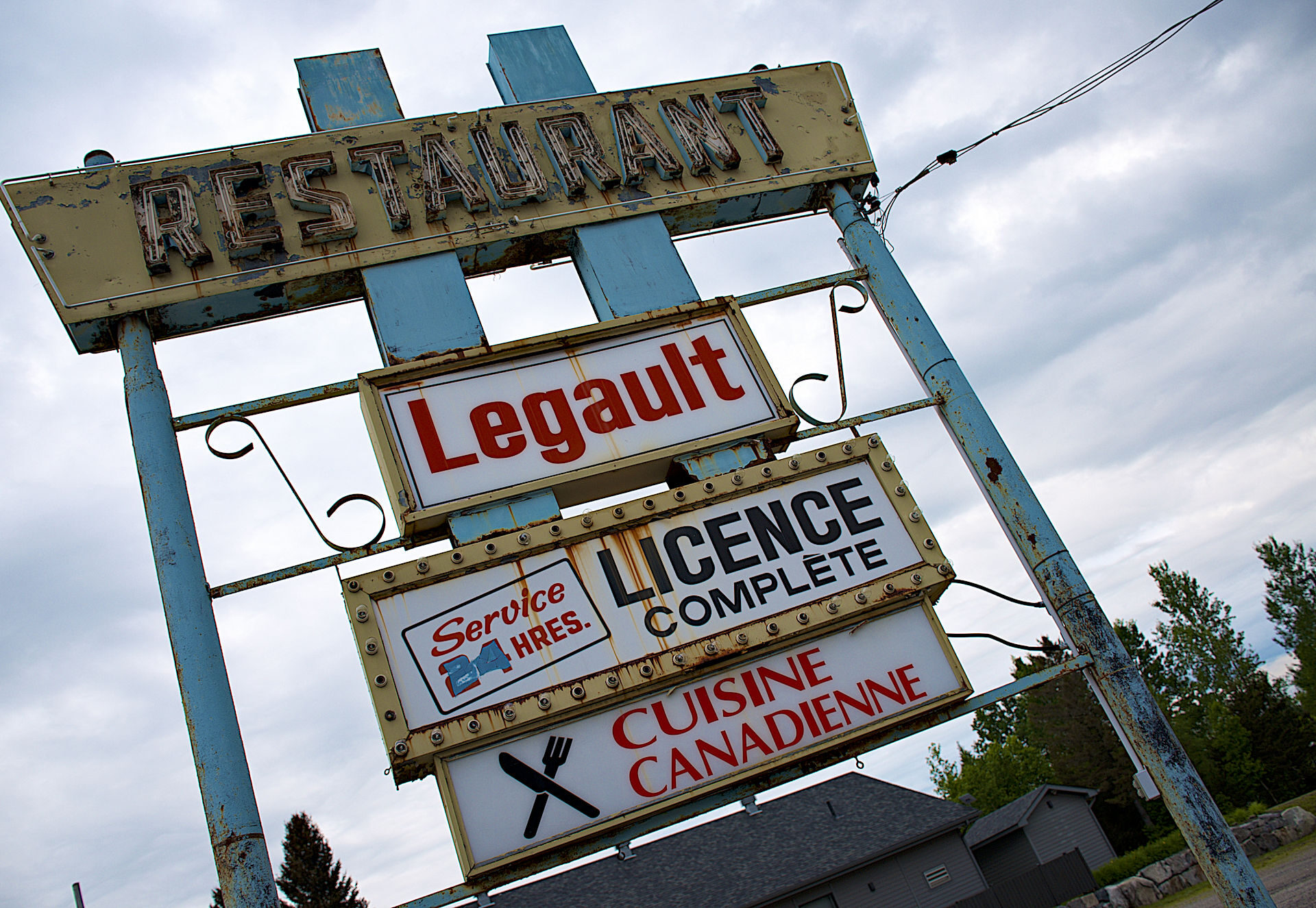 Une enseigne comme celle-là à Rivière-Rouge a de l’histoire.
(Photo Medialo - Ronald McGregor)