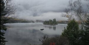 Lac au matin de brume
