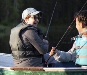 Gens à la pêche dans une chaloupe