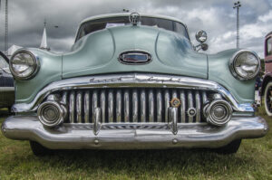 Vieux véhicule automobile à L,extérieur sous un ciel gris
