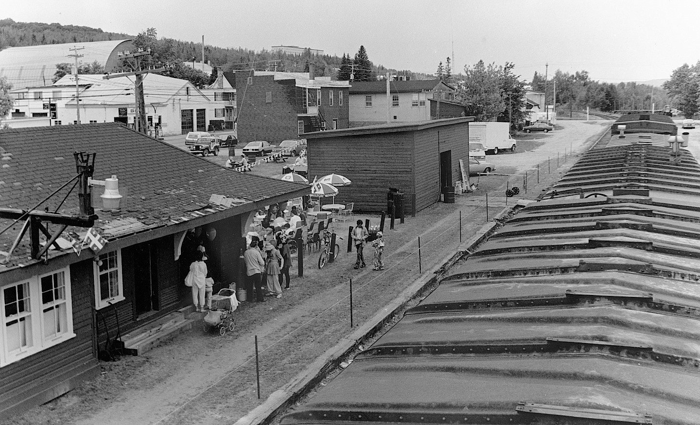 La gare de L'Annonciation tôt le 22 juin 1986, lors du mouvement Sauvons notre gare.
(Photo gracieuseté Archives Adrien Grégoire)