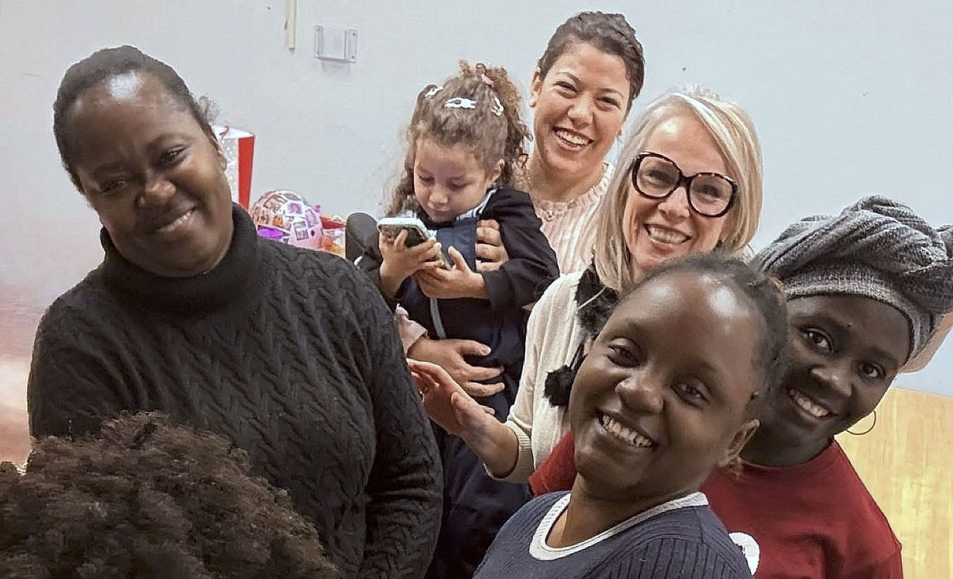 À l’arrière-plan, Martine Cossette, portant des lunettes, est entourée de nouveaux arrivants maintenant employés par Santé Québec Laurentides (anciennement le CISSS des Laurentides).
(Photo gracieuseté Martine Cossette)