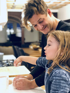 Un homme et un enfant cuisinent