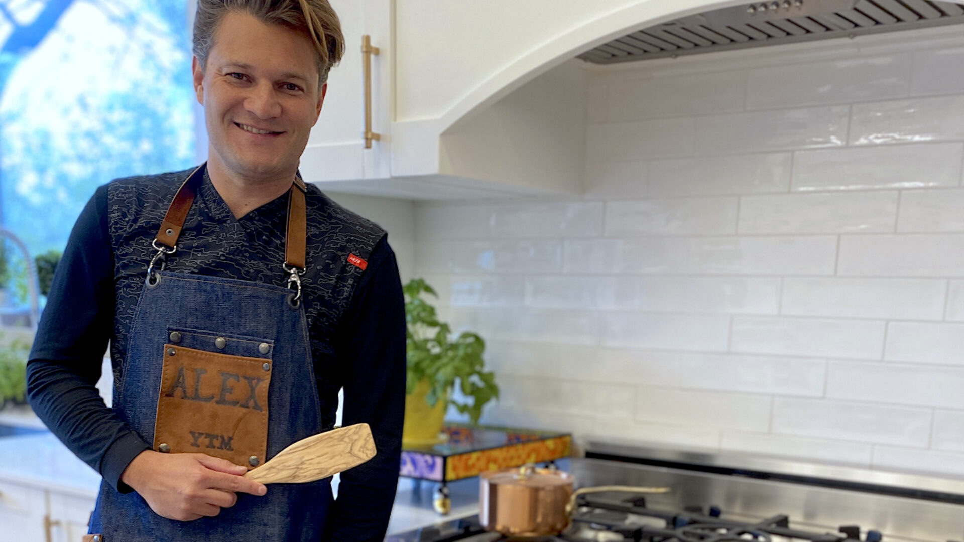 Le chef et soliste bien connu, Alexandre Da Costa, prêt à mijoter un plat.
(Photo gracieuseté Alexandre Da Costa)