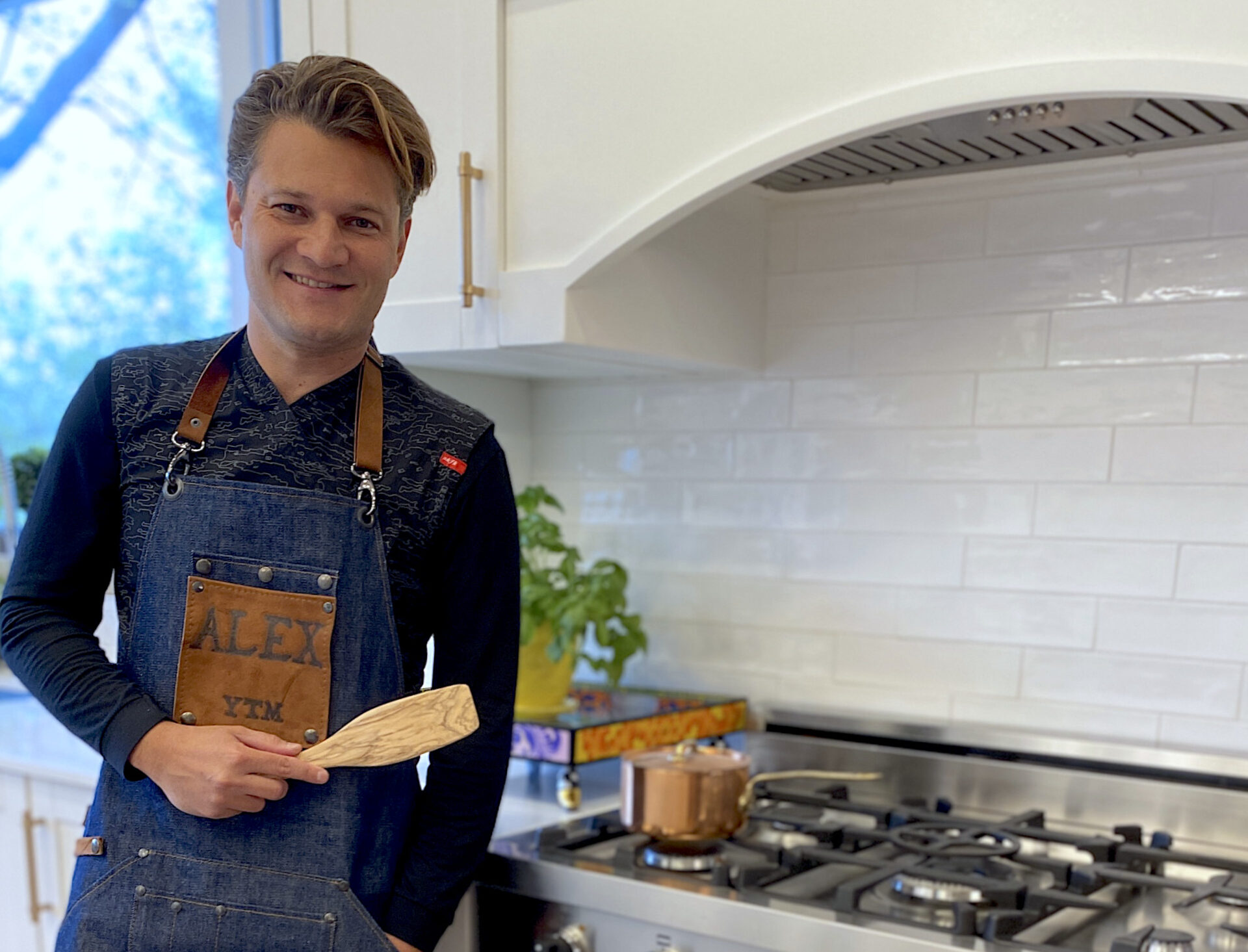 Le chef et soliste bien connu, Alexandre Da Costa, prêt à mijoter un plat.
(Photo gracieuseté Alexandre Da Costa)