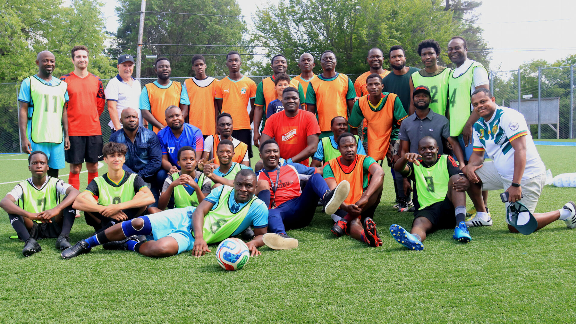 Des équipes de soccer certes, mais aussi, des amis. (Photo - Francis Millaire)