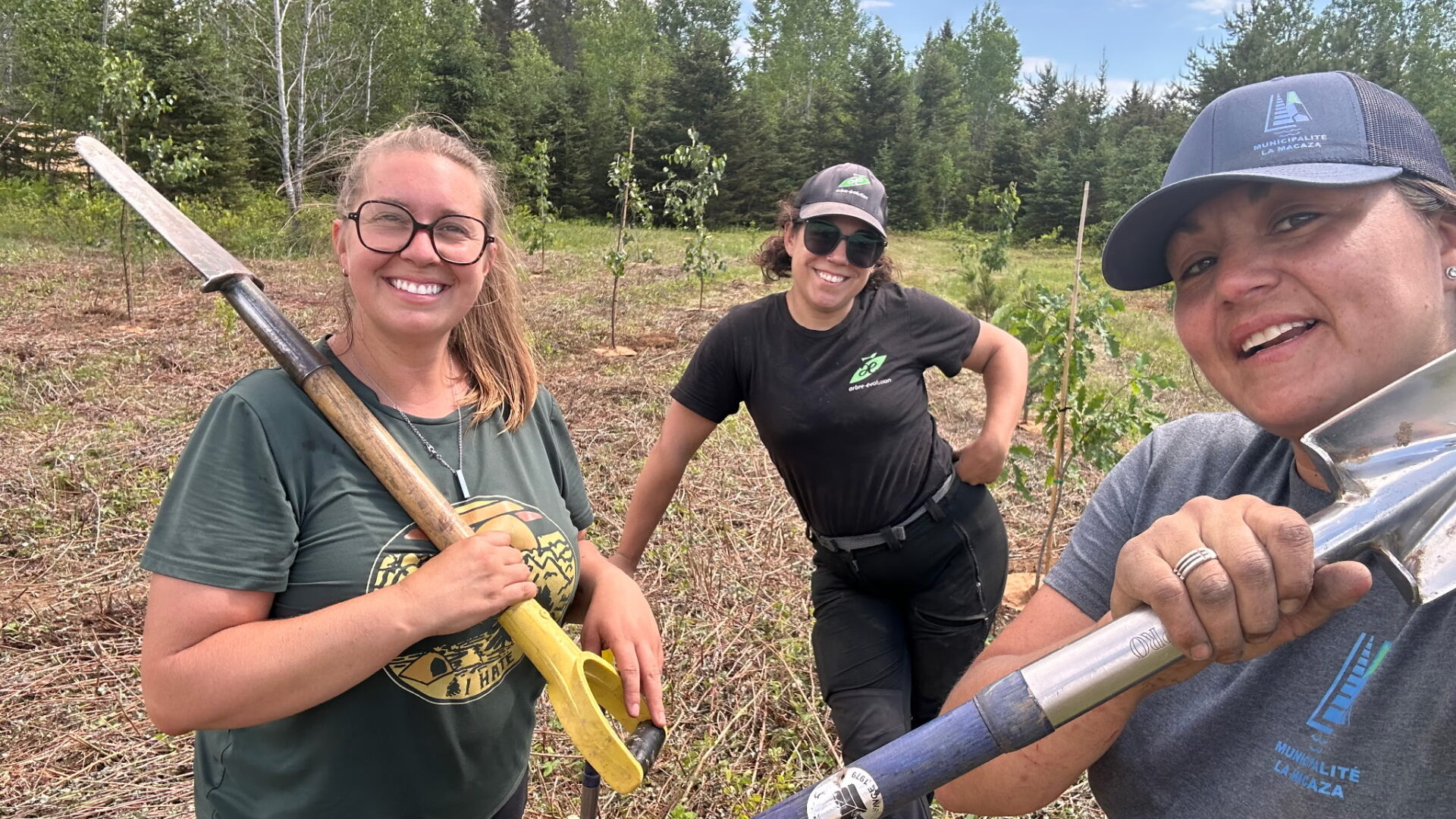 Des employées de La Macaza plantent de la végétation sur le site de l’ancien écocentre.
(Photo gracieuseté)