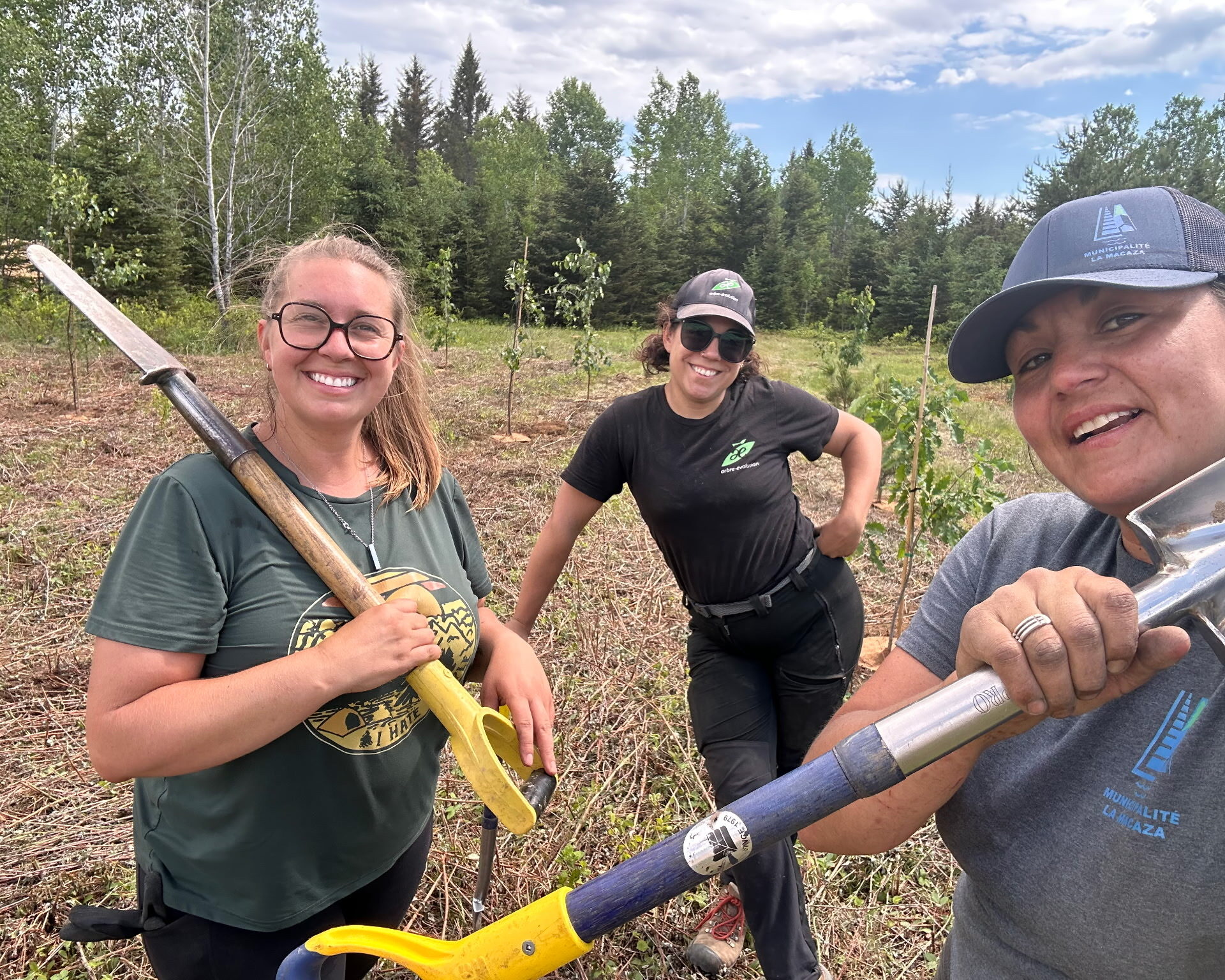 Des employées de La Macaza plantent de la végétation sur le site de l’ancien écocentre.
(Photo gracieuseté)