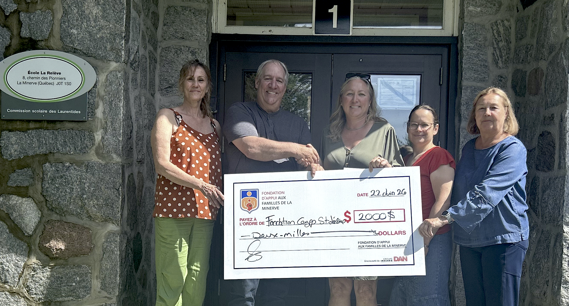 Guylaine Lefebvre et François Tremblay de la Fondation d’appui aux familles de La Minerve (FAFLM), Claude-Elaine Langevin de la Fondation du Cégep de Saint-Jérôme, Myriam Ménard et Nicole Simard-Laurin du FAFLM.
(Photo gracieuseté)