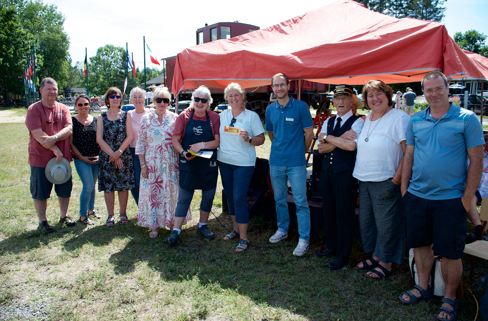 Lors du lancement des Coupons nourriciers : Yvan Guindon, Stéphanie Fournier, Solange Brassard, Chantal Lambert, Monique Lussier, Lucie Bergeron, Vicky Émard, Julien Vasseur, Pierre Dumontier, Hélène Gariépy (aussi au centre à la Une) et Éric Therrien.
(Photo Medialo - Ronald McGregor)

