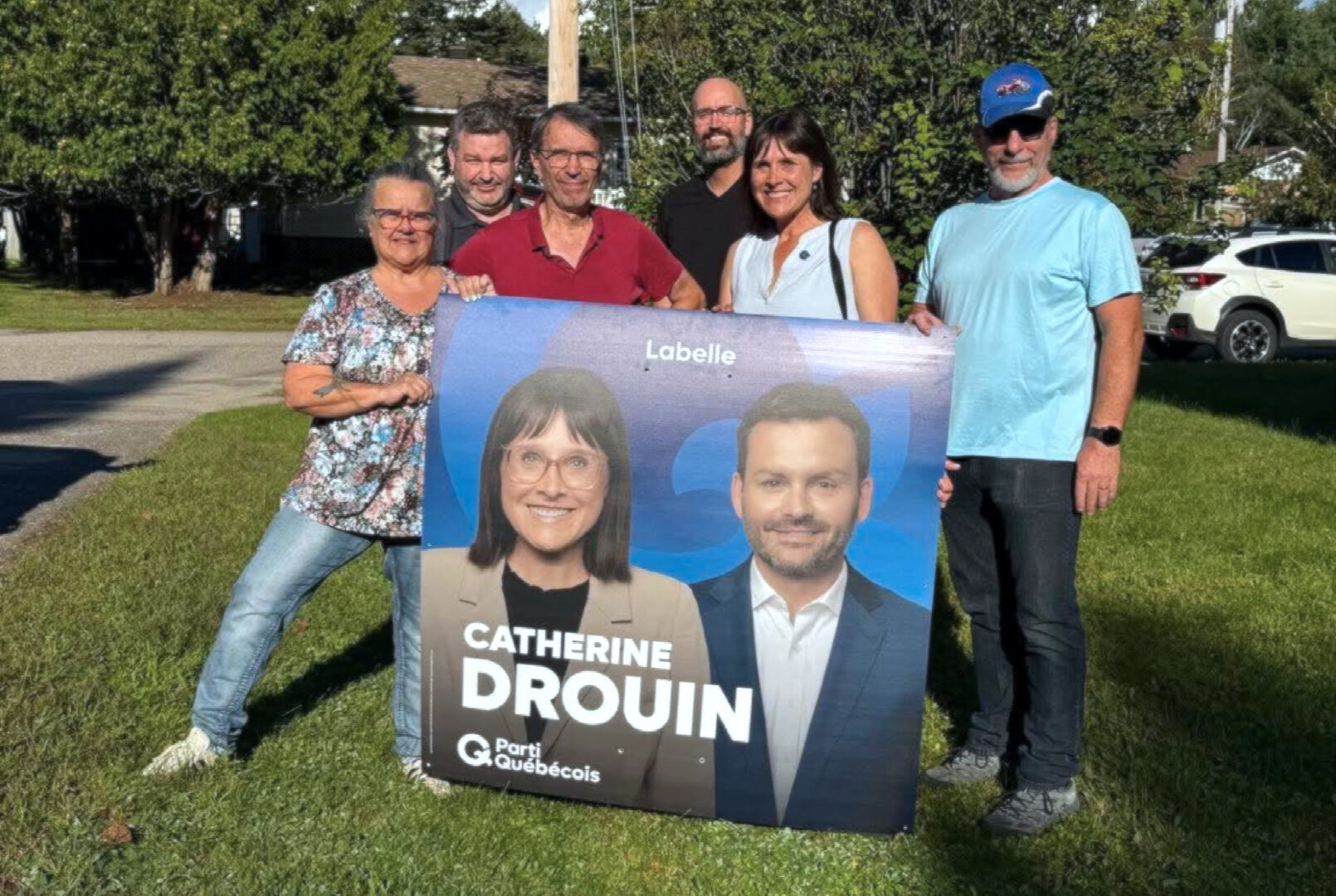 Catherine Drouin, deuxième de la droite, entourée des bénévoles Chantal, Sébastien, Gabriel, Martin et Jean.
(Photo - Johanne Régimbald)