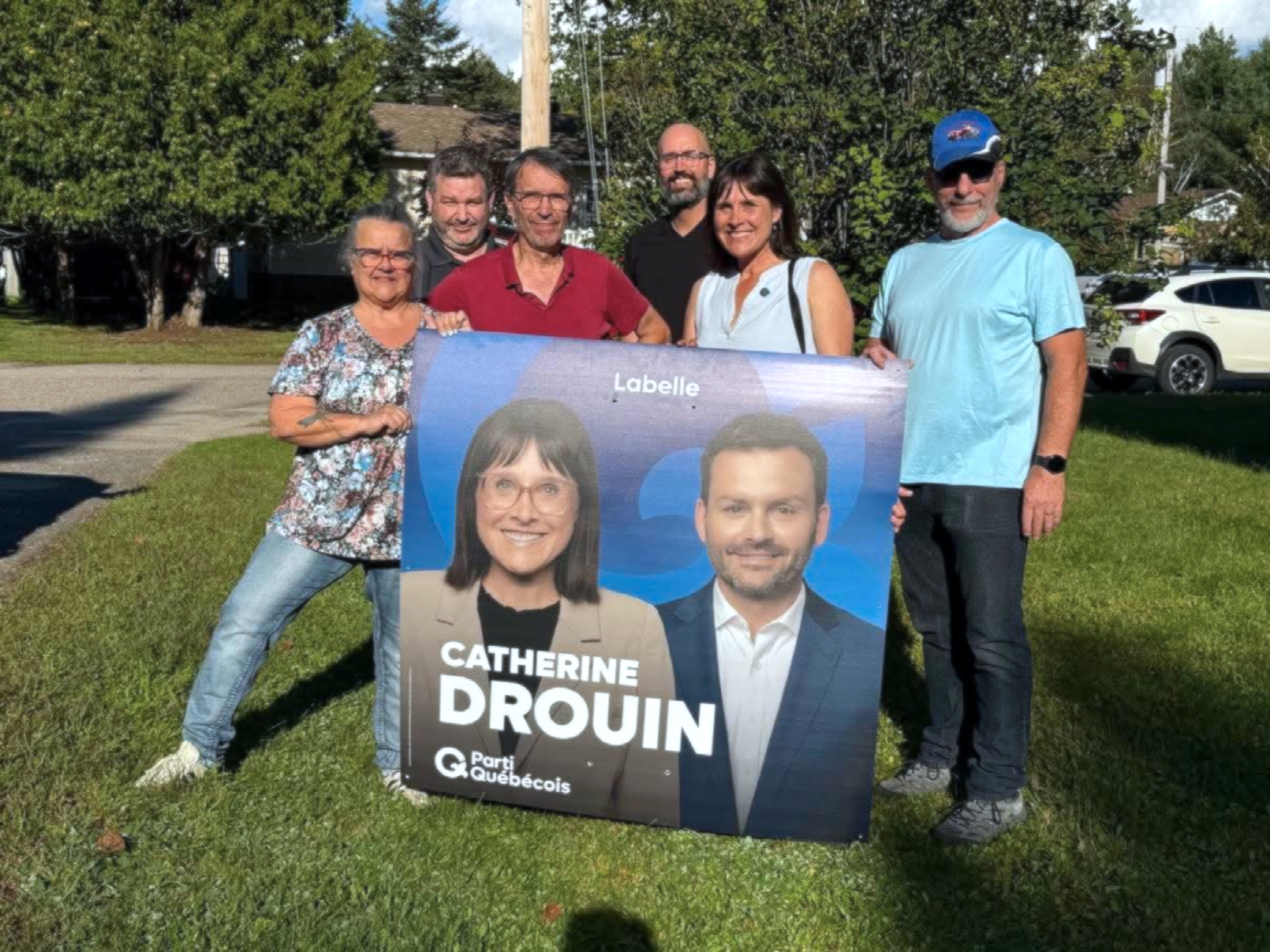 Catherine Drouin, deuxième de la droite, entourée des bénévoles Chantal, Sébastien, Gabriel, Martin et Jean.
(Photo - Johanne Régimbald)