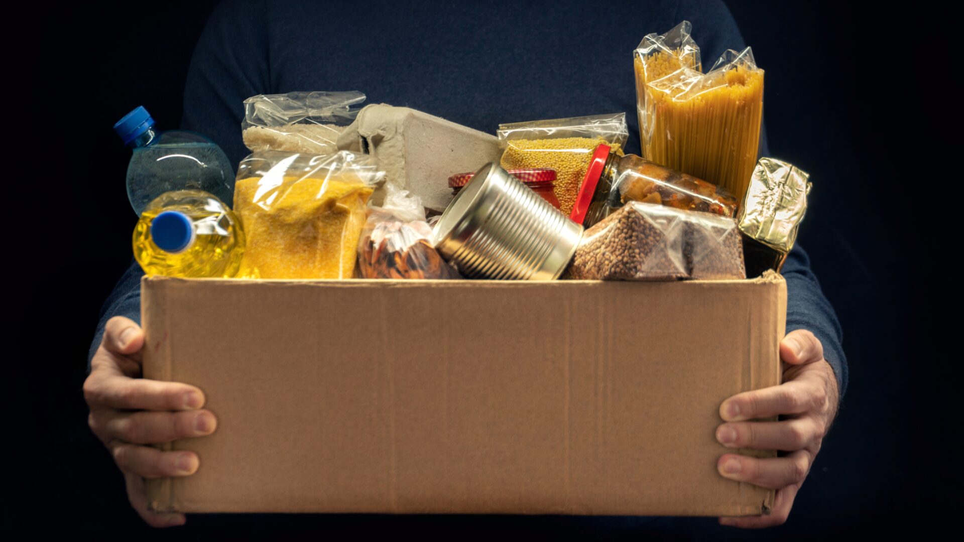 Il n’est pas question de fermeture, mais, pour le service des paniers alimentaires, le Centre communautaire de Ferme-Neuve passe la rondelle à la Manne du Jour. 
(Photo Adobe Stock)
