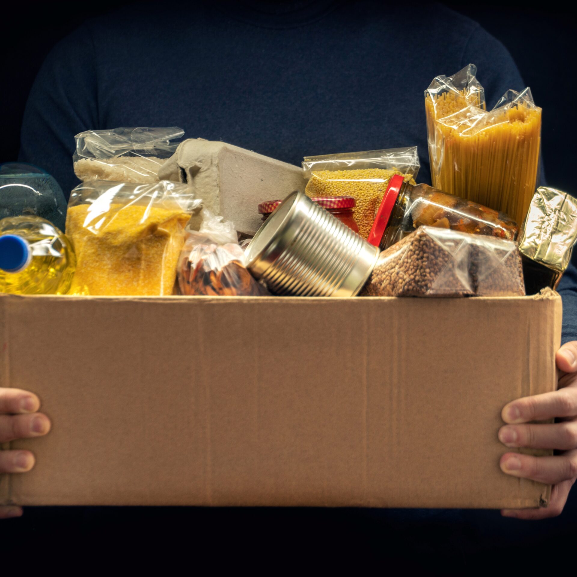 Il n’est pas question de fermeture, mais, pour le service des paniers alimentaires, le Centre communautaire de Ferme-Neuve passe la rondelle à la Manne du Jour. 
(Photo Adobe Stock)