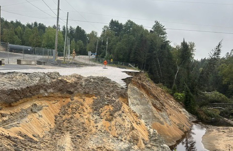 Le ravin de L’Ascension le 3 septembre. À gauche, quelques conduits et au centre, l’asphalte qui flotte sur la partie ravinée en dessous.
(Photo Pierre Dumontier)
