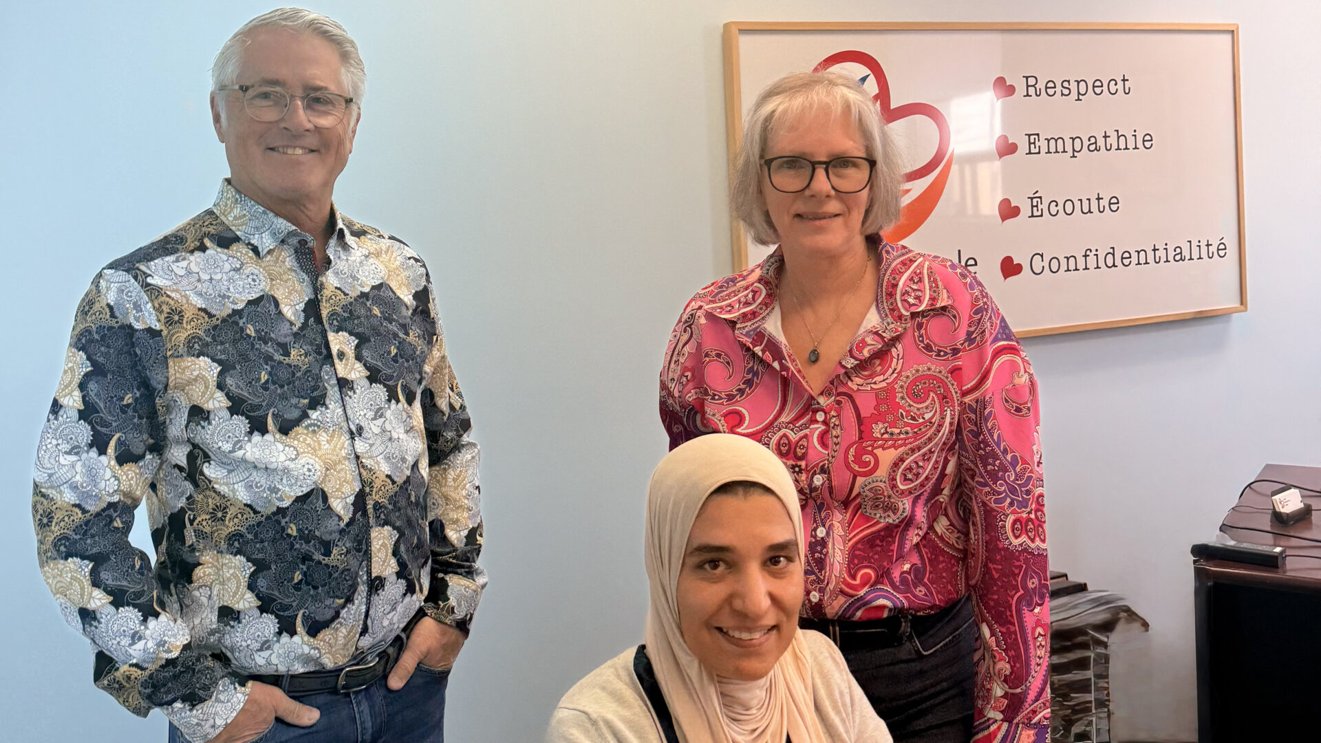 Guy Corbeil, président de la Fondation, Mme Harrabi, et Marlène Tanguay, directrice à l’Action Bénévole de la Rouge. (Photo Martine Cossette)