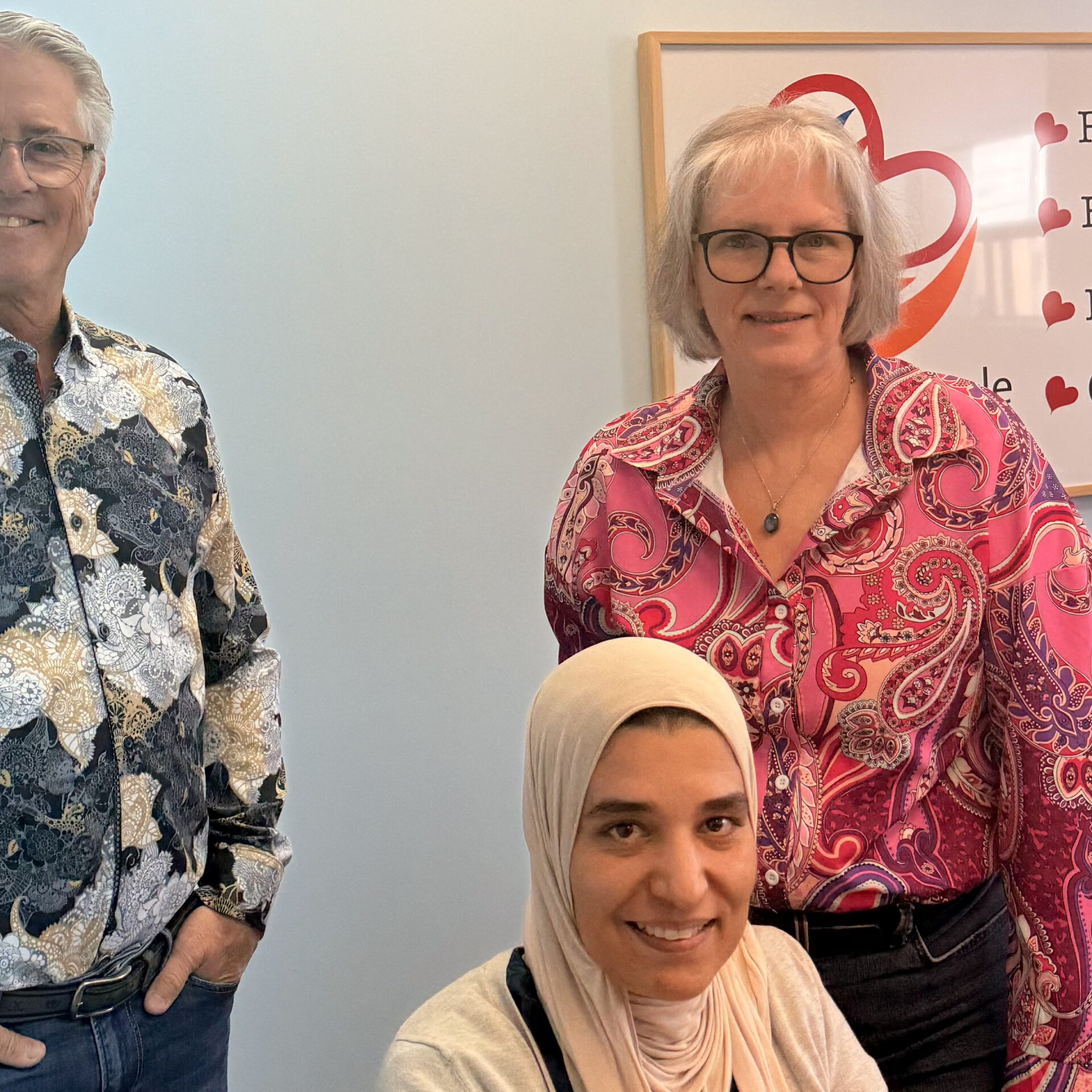 Guy Corbeil, président de la Fondation, Mme Harrabi, et Marlène Tanguay, directrice à l’Action Bénévole de la Rouge. (Photo Martine Cossette)