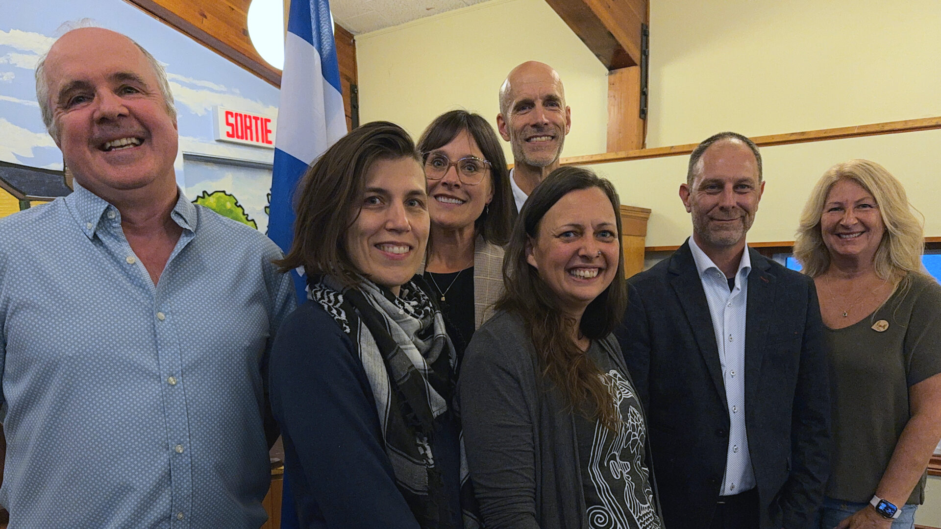 Avant le début de la rencontre citoyenne avec les candidats à l'élection d'octobre : François Labelle du Comité des citoyens de Labelle, Julie B. Savard (Québec Solidaire), Catherine Drouin (Parti québécois), Pierre Boutin (Présence Québec), Natacha Alarie (Démocratie directe), Jean-François Frigon (Parti conservateur du Québec) et la mairesse de Labelle, Vicki Émard.
(Photo Médialo - Ronald McGregor)