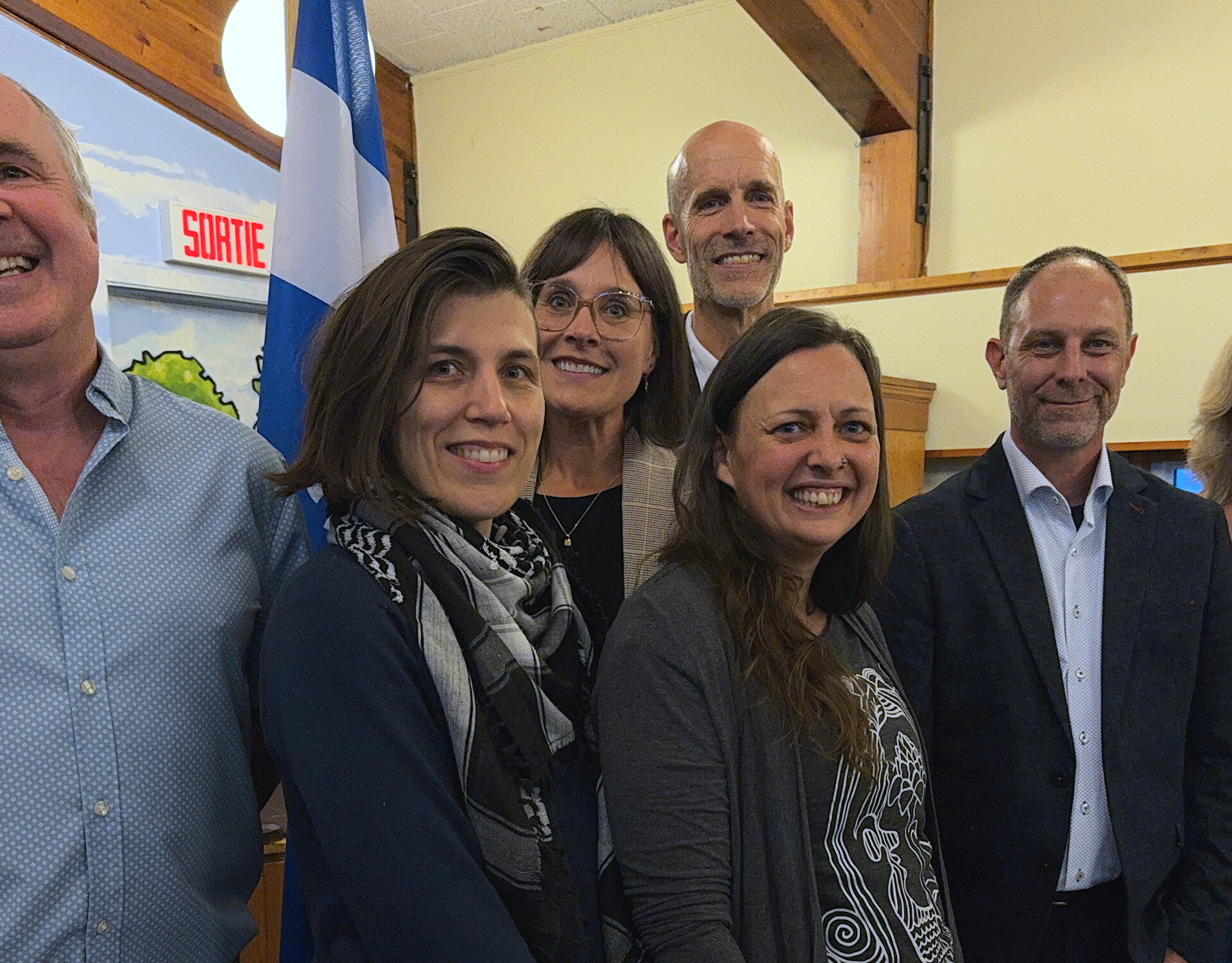 Avant le début de la rencontre citoyenne avec les candidats à l'élection d'octobre : François Labelle du Comité des citoyens de Labelle, Julie B. Savard (Québec Solidaire), Catherine Drouin (Parti québécois), Pierre Boutin (Présence Québec), Natacha Alarie (Démocratie directe), Jean-François Frigon (Parti conservateur du Québec) et la mairesse de Labelle, Vicki Émard.
(Photo Médialo - Ronald McGregor)