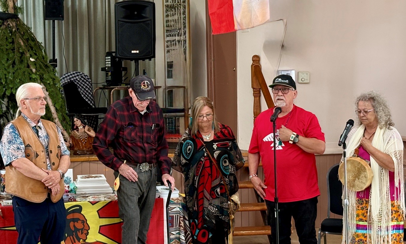 Lors de la dernière Journée nationale des peuples autochtones tenue en la salle Sainte-Véronique le 21 juin dernier. Gérard Coulombe, Président Grand-Chef de l’alliance autochtone du Québec, Fernand Chalifoux, membre fondateur de l’AAQ, Danielle Landreville, présidente de la communauté 8atapi, Richard Bousquet et Michelle Martin, maîtres de cérémonie.
(Photo François Godbout)