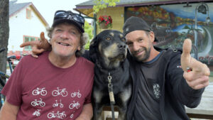 Deux hommes et un chien