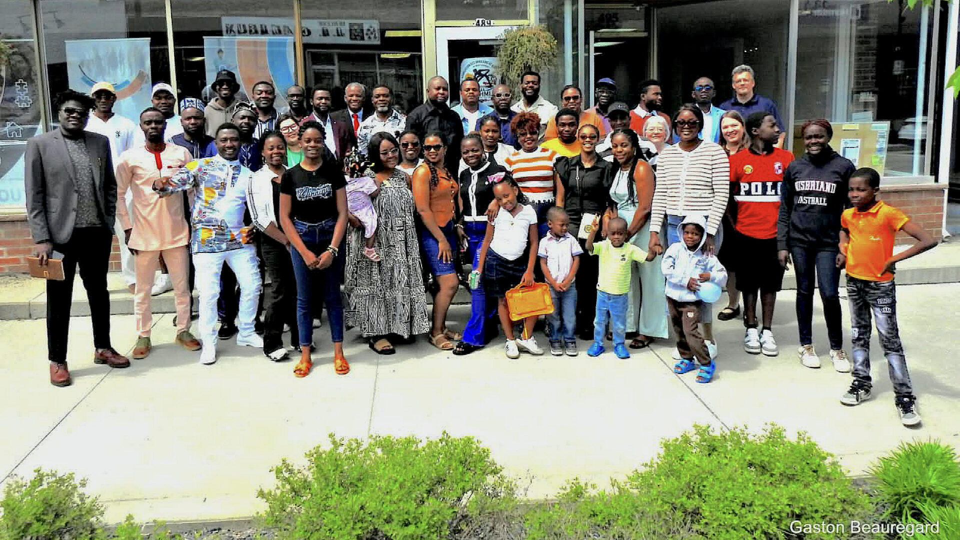 Un groupe de membres et fidèles à l'Association des Africains et Haïtiens de Mont-Laurier et des environs.
(Photo Gaston Beauregard)
