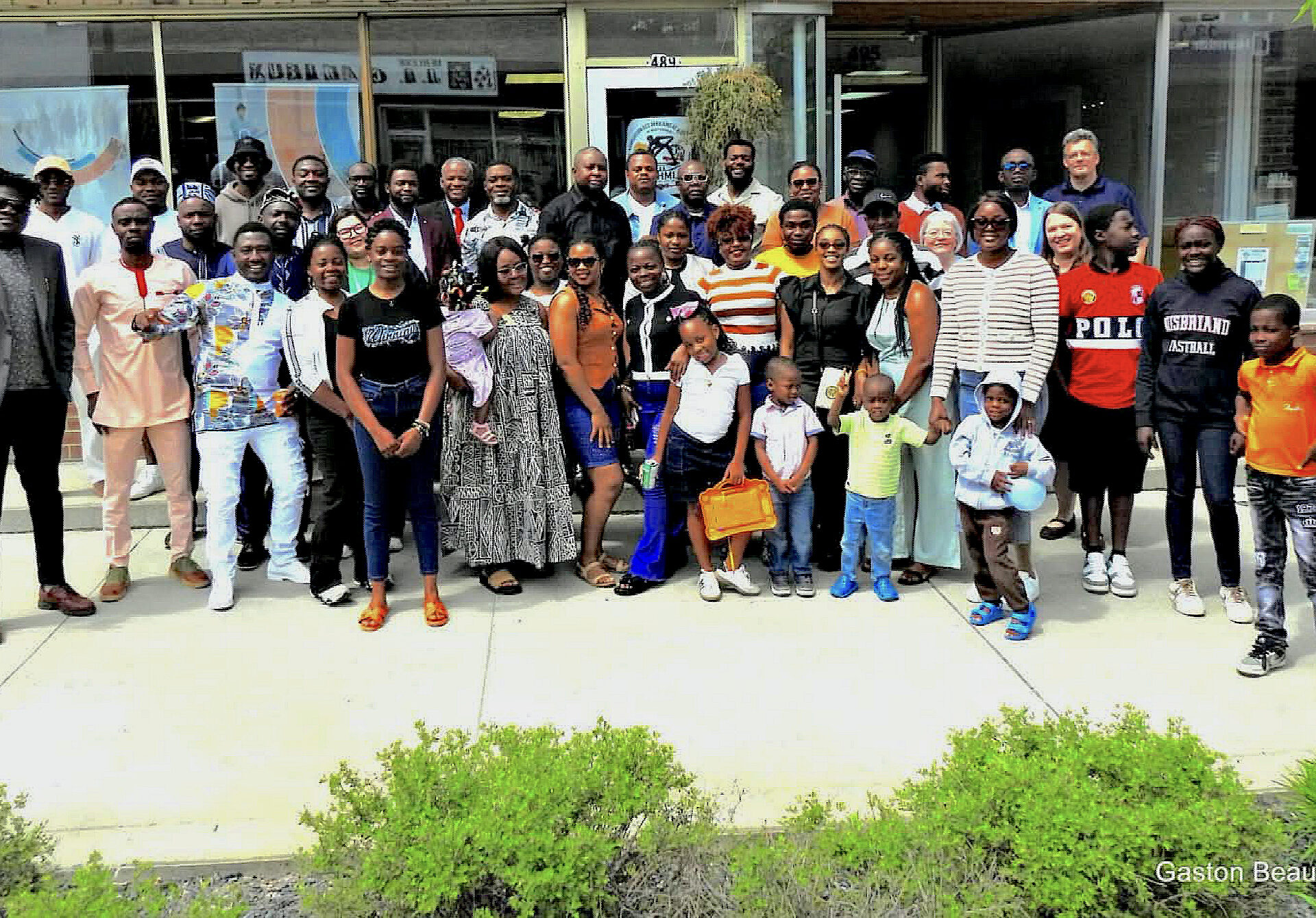 Un groupe de membres et fidèles à l'Association des Africains et Haïtiens de Mont-Laurier et des environs.
(Photo Gaston Beauregard)
