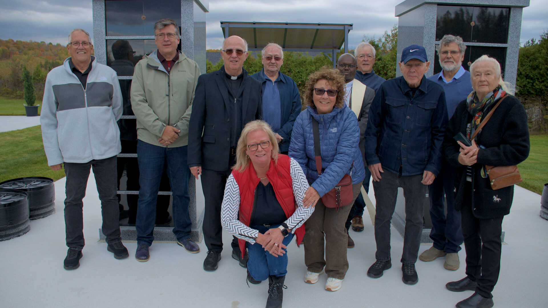 Les maires Michel Richard et Gilbert Therrien, le vicaire Marc Richer, Nathalie Mathieu, Jacques Gauthier, Lyne Lusignan, le prêtre Rénovât Nduwayo, Raynald Beaulieu, André Campeau, Claude de Grandpré et Jacqueline Leduc.
(Photo Médialo - Ronald McGregor)