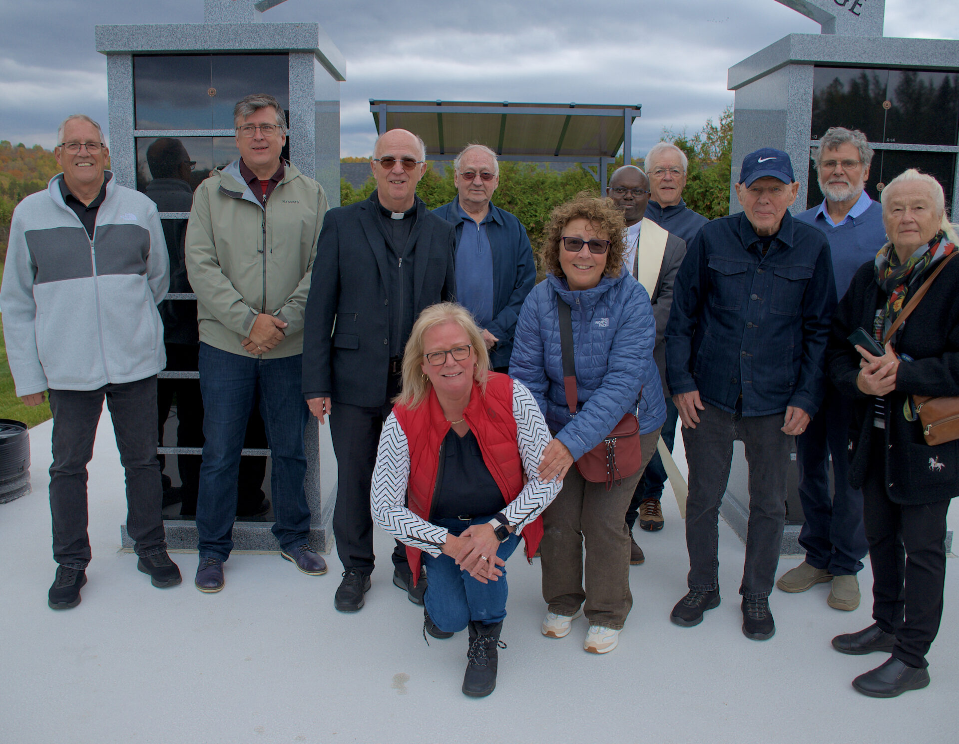 Les maires Michel Richard et Gilbert Therrien, le vicaire Marc Richer, Nathalie Mathieu, Jacques Gauthier, Lyne Lusignan, le prêtre Rénovât Nduwayo, Raynald Beaulieu, André Campeau, Claude de Grandpré et Jacqueline Leduc.
(Photo Médialo - Ronald McGregor)
