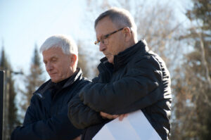Deux hommes attentifs, la tête baissé.