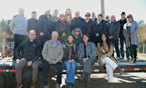 Groupe de gens sur une plateforme