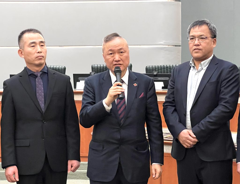 知名加雄移民总裁陆炳雄先生获颁【海外精英奖】2