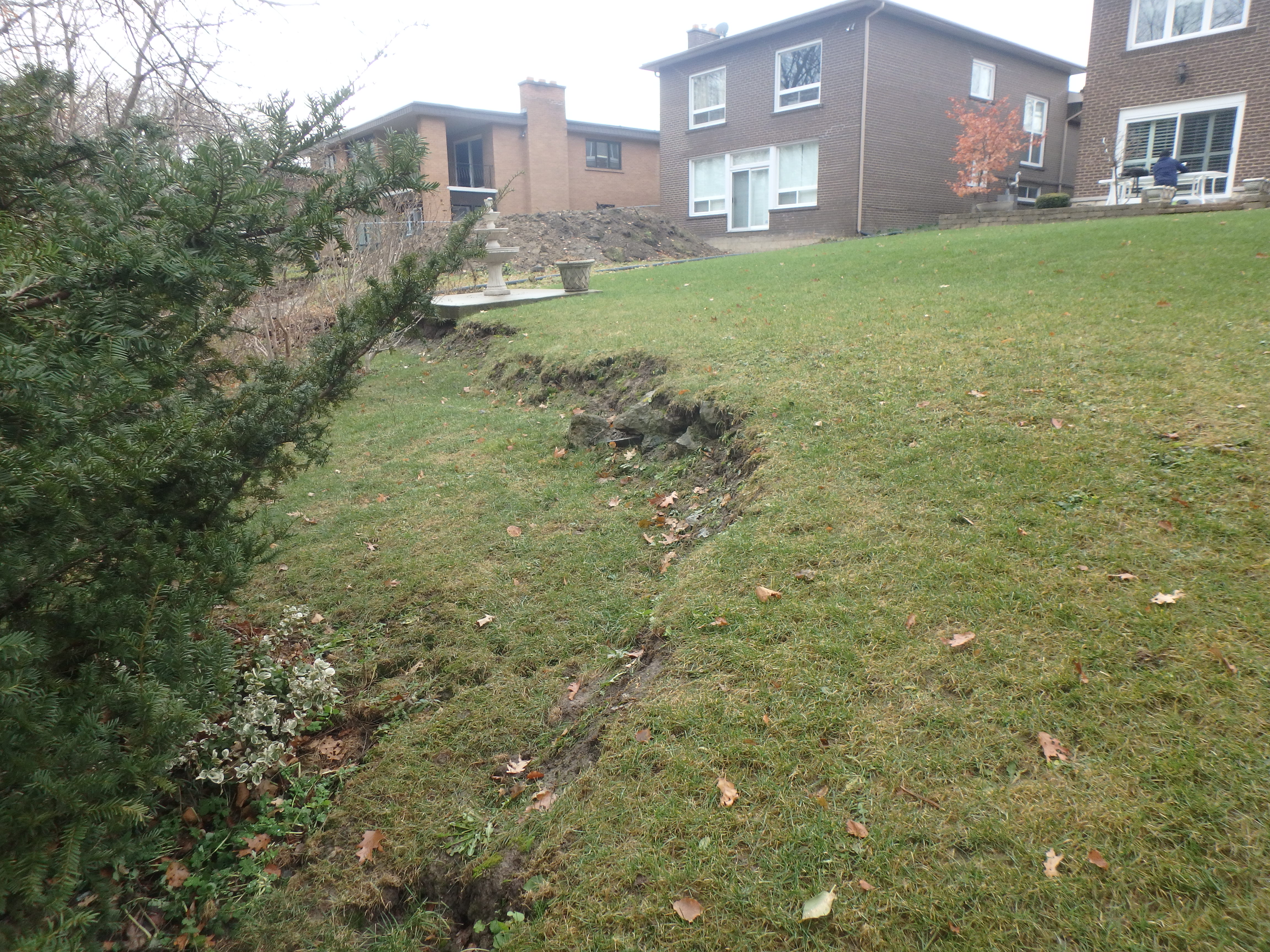 Slope failure extending across 15 Eldorado to adjacent property, facing south. Source: TRCA 2017.